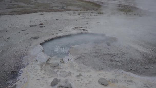 スーパー火山イエローストーン国立公園ワイオミング州のアッパーガイザー盆地 — ストック動画