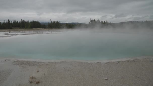 Turquoise Pool Yellowstone National Park Wyoming Hot Spring Cloudy Day — Stock Video