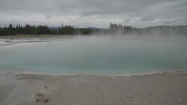 Τυρκουάζ Πισίνα Yellowstone Εθνικό Πάρκο Wyoming Hot Άνοιξη Σύννεφα Ημέρα — Αρχείο Βίντεο