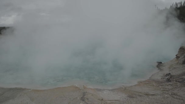 Excelsior Geyser Crater 옐로스톤 Wyoming Hot Spring Cloudy Day — 비디오