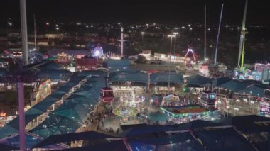 Dallas, Teksas, ABD - 14 Ekim 2022: TEXAS SKYway Kablo Araba Gondolası ve Eyalet Fuarı Gece Yarısı Atmosferi