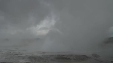 Çeşme Çeşmesi Ot Yolu Sıcak Kaynağı ve Süper Volkan Gayzer Yellowstone Ulusal Parkı Wyoming Sıcak Bahar Bulutlu Günü