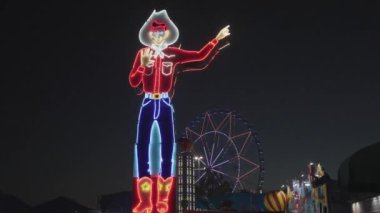 Dallas, Teksas, ABD - 14 Ekim 2022: Big Tex Howdy ve Texas Star Ferris Wheel Eyalet Fuar Gecesinde