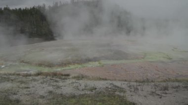 Yellowstone Ulusal Parkı 'ndaki Ateş Deliği Köprüsü Wyoming Sıcak Bahar Bulutlu Günü