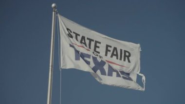 Dallas, Teksas, ABD - 14 Ekim 2022: Texas Eyalet Fuarı Rüzgarda Çırpınıyor