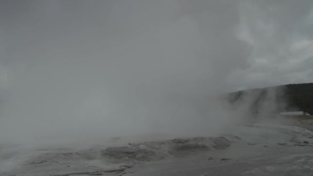 噴水塗料ポットトレイルスーパー火山の温泉とガイザーイエローストーン国立公園ワイオミング州温泉曇りの日 — ストック動画