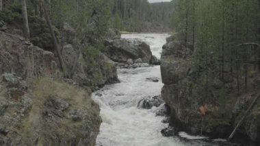 Yellowstone Ulusal Parkı 'ndaki Firehole Falls Şelalesi Wyoming Yavaş Hareketi