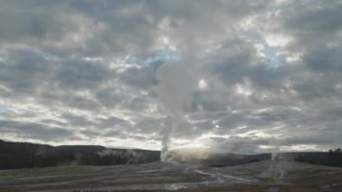 Gündoğumunda Eski Sadık Patlama Üst Geyser Havzasında Yellowstone Ulusal Parkı Wyoming Yavaş Hareketi