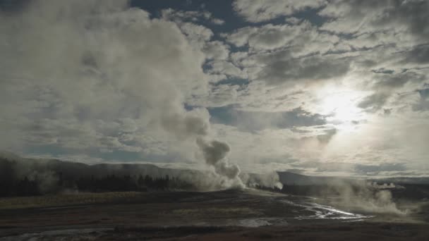 Старый Верный Извержение Время Рассвета Утром Верхнем Гейзере Бассейна Супервулкана — стоковое видео