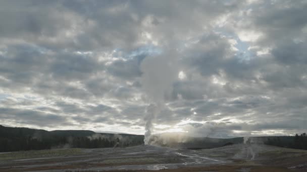 Régi Hűséges Kitörés Napkeltekor Supervulkán Felső Geyser Medencéjében Yellowstone Nemzeti — Stock videók
