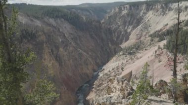 Yellowstone Ulusal Parkı 'nın Büyük Kanyonu' ndaki Yellowstone Nehri, Wyoming İlham Noktası 'ndan