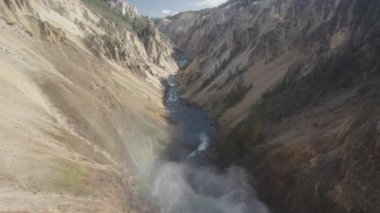 Wyoming 'deki Yellowstone Ulusal Parkı' nın Büyük Kanyonu 'ndaki Lower Falls Şelalesinin Kıyısı ve Yellowstone Nehri.