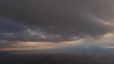 Gün batımında Kara Fırtına Altında Uçan Yağmur Bulutları