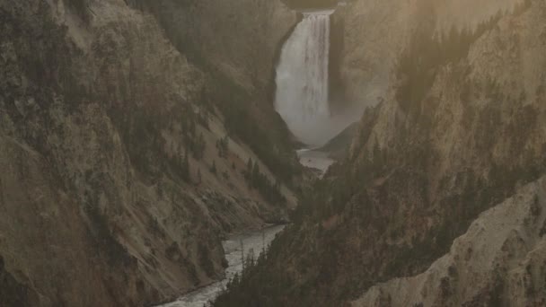 黄石公园大峡谷黄石河下瀑布 怀俄明州黄石公园 从艺术家的角度来看 — 图库视频影像