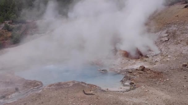 スーパー火山の青いプール温泉イエローストーン国立公園ワイオミング州 — ストック動画