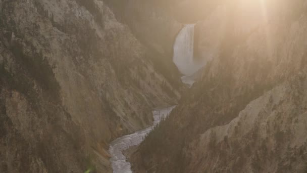 Водопад Лоуэр Фоллс Йеллоустон Ривер Гранд Каньоне Йеллоустонского Национального Парка — стоковое видео