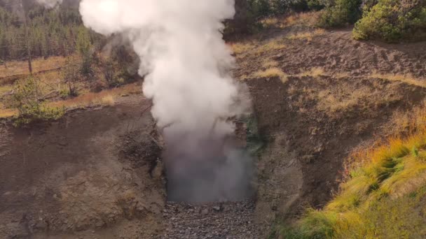 Λάσπη Ηφαίστειο Μονοπάτι Hot Springs Και Geyser Στο Σούπερ Ηφαίστειο — Αρχείο Βίντεο