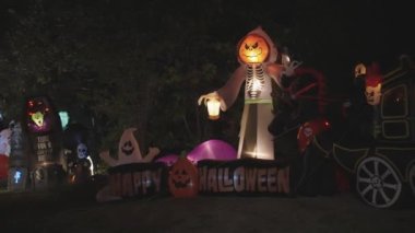 Dallas, Teksas, ABD - CIRCA Ekim 2022: Yaratıcı Ürkütücü Cadılar Bayramı Gösterimi Ev Bahçesi Ön Bahçesi Dekorasyonu