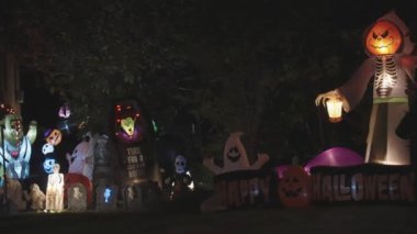 Dallas, Teksas, ABD - CIRCA Ekim 2022: Yaratıcı Ürkütücü Cadılar Bayramı Gösterimi Ev Bahçesi Ön Bahçesi Dekorasyonu