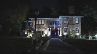 Dallas, Teksas, ABD - CIRCA Ekim 2022: Yaratıcı Ürkütücü Cadılar Bayramı Gösterimi Ev Bahçesi Ön Bahçesi Dekorasyonu