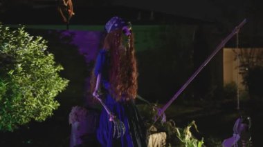 Dallas, Teksas, ABD - CIRCA Ekim 2022: Yaratıcı Ürkütücü Cadılar Bayramı Gösterimi Ev Bahçesi Ön Bahçesi Dekorasyonu