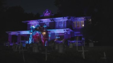 Dallas, Teksas, ABD - CIRCA Ekim 2022: Yaratıcı Ürkütücü Cadılar Bayramı Gösterimi Ev Bahçesi Ön Bahçesi Dekorasyonu