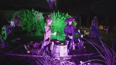 Dallas, Teksas, ABD - CIRCA Ekim 2022: Yaratıcı Ürkütücü Cadılar Bayramı Gösterimi Ev Bahçesi Ön Bahçesi Dekorasyonu