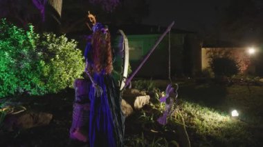 Dallas, Teksas, ABD - CIRCA Ekim 2022: Yaratıcı Ürkütücü Cadılar Bayramı Gösterimi Ev Bahçesi Ön Bahçesi Dekorasyonu