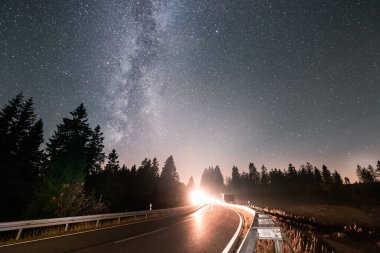 Güzel yıldızlı gökyüzünün gece manzarası
