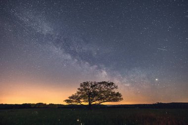 Güzel yıldızlı gökyüzünün gece manzarası