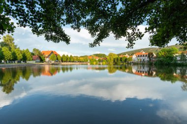 Almanya 'nın Ilsenburg şehrinde güzel bir göl
