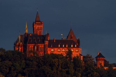 Almanya 'daki tepedeki güzel Wernigerode şatosu