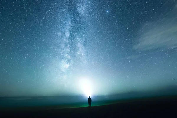 Güzel yıldızlı gökyüzünün gece manzarası