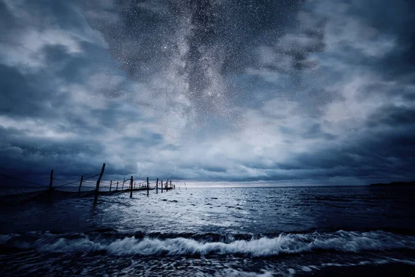 Μαύρα Σύννεφα Και Έναστρο Ουρανό Πάνω Από Θάλασσα — Φωτογραφία Αρχείου