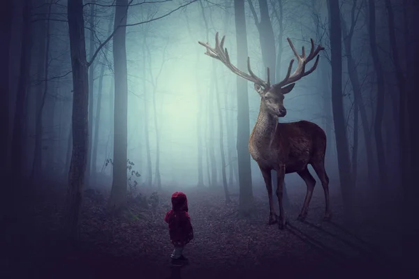 Κορίτσι Κόκκινο Σακάκι Και Ελάφι Ένα Σκοτεινό Δάσος — Φωτογραφία Αρχείου