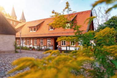 Alman şehrinin eski güzel manastırı. 