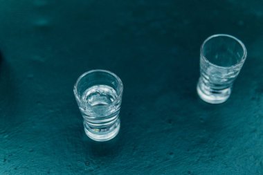 Arka planı bulanık olan votka bardaklarının görüntüsünü kapat