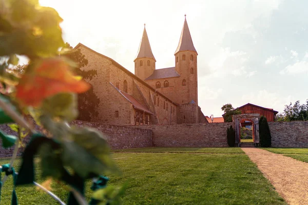 夏の時間に美しい歴史的な修道院 — ストック写真