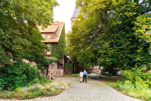 Turisták Séta Kertben Régi Kolostor — Stock Fotó