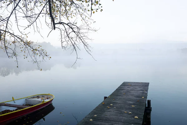 Barco Amarrado Cerca Del Muelle Con Lago Niebla — Foto de Stock