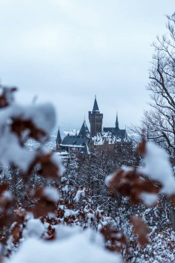 Wernigerode Şatosu 'nun kışın dönüm noktası.
