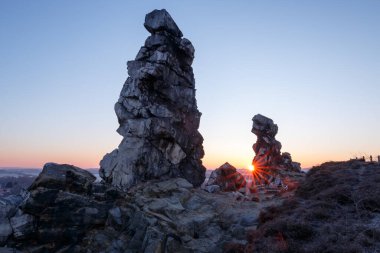 Sabahın erken saatlerinde Harz dağlarında taş gibi sert şeytanların duvarı var.