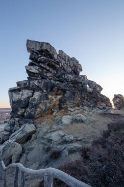 Sabahın erken saatlerinde Harz dağlarında taş gibi sert şeytanların duvarı var.