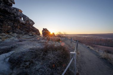 Dağlarda güzel bir gün batımı. Güzel doğa arkaplanı