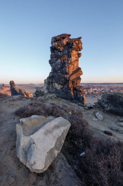 Sabahın erken saatlerinde Harz dağlarında taş gibi sert şeytanların duvarı var.