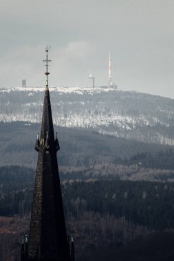 Şehirde güzel, karlı bir kış. Almanya