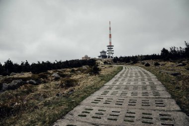 Anten dağın tepesinde, sisin içinde.