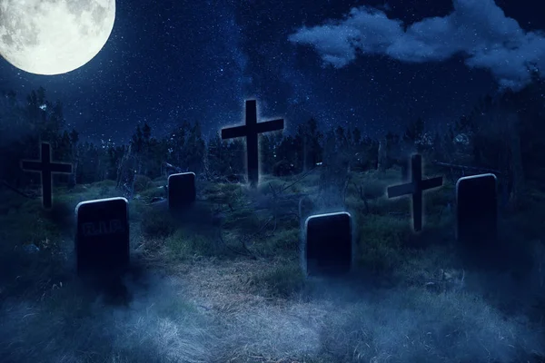 Cementerio Espeluznante Con Cruces Noche —  Fotos de Stock