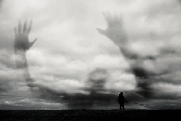 Silhouette Homme Dans Brouillard Image Noir Blanc — Photo
