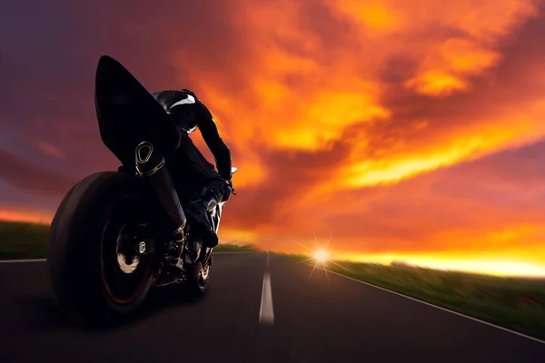 Silhouette Des Motorradmähens Auf Der Straße Sonnenuntergang — Stockfoto